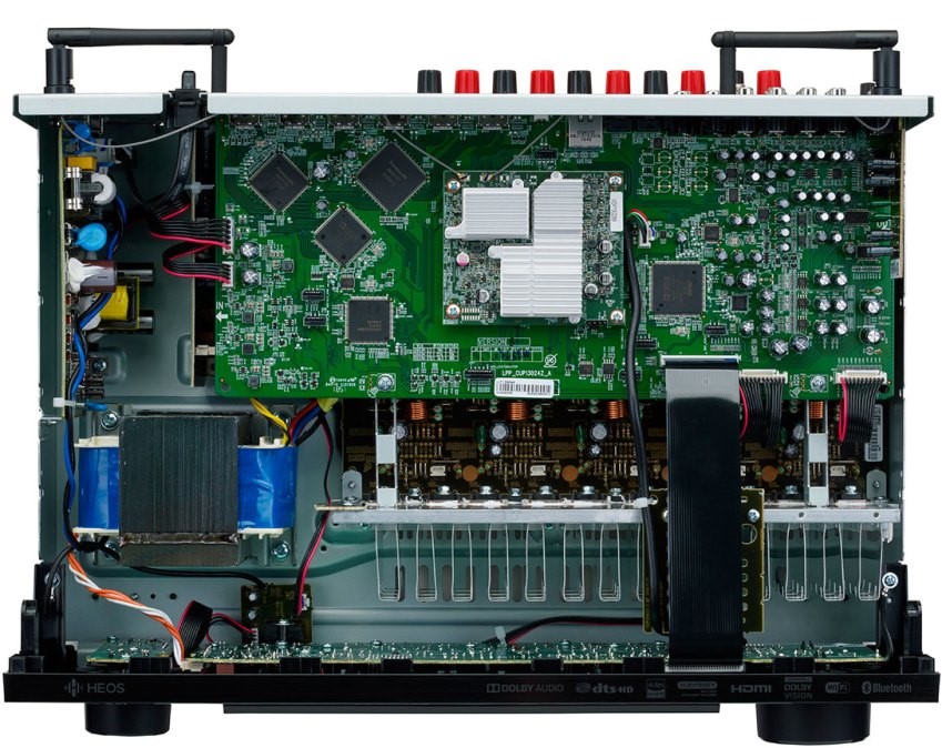 Внутри ресивера  Denon AVR-X4500H
