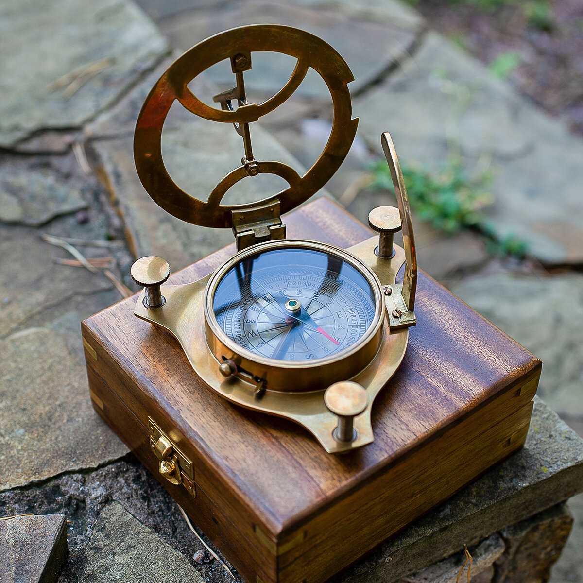 Компас Компас на цепочке с изображением