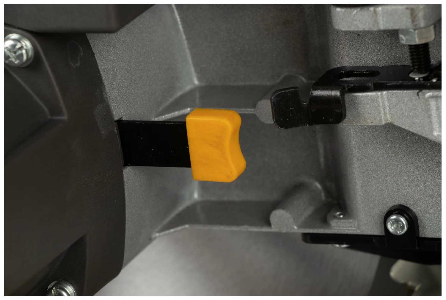 Торцовочная пила с протяжкой DEKO DKMS2200-255 Laser, 2200 Вт фотография 7