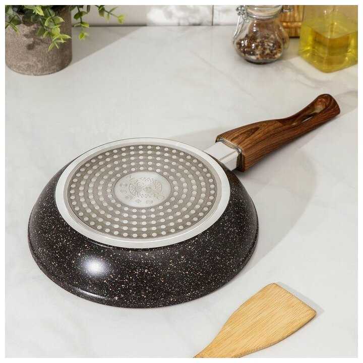 Сковорода кованая Magistro Granit 20 см, с а/п покрытием, ручка soft-touch, индукционное дно фотография 2