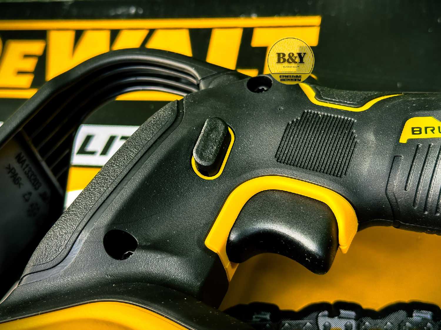 Аккумуляторная пила DeWALT Цепная пила (DCMPS520N) фотография 10