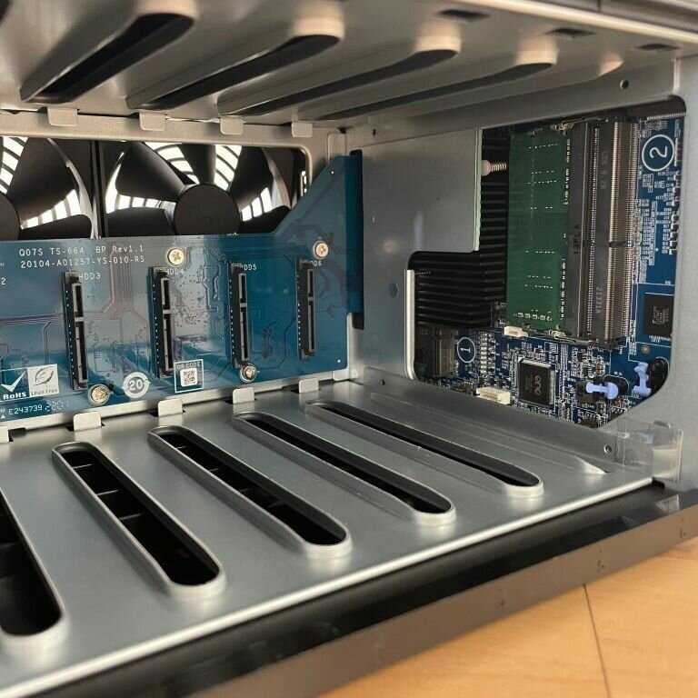 Дисковый массив Qnap TS-664-4G фотография 6