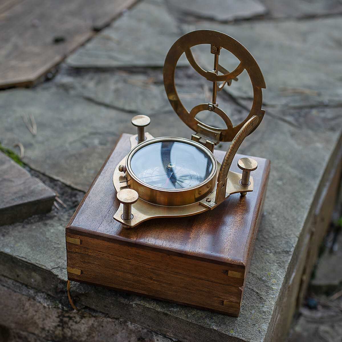 Компас Компас на цепочке с изображением