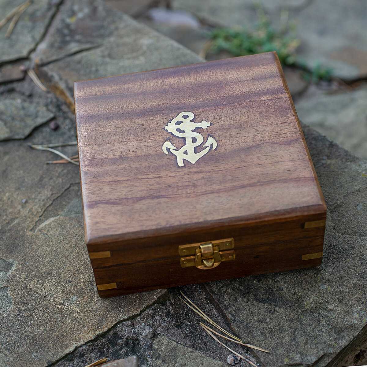 Компас Компас на цепочке с изображением