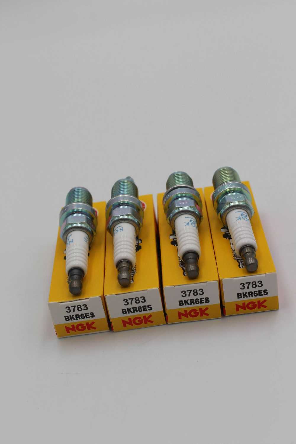 Комплект свечей зажигания NGK BKR6ES (3783) фотография 1