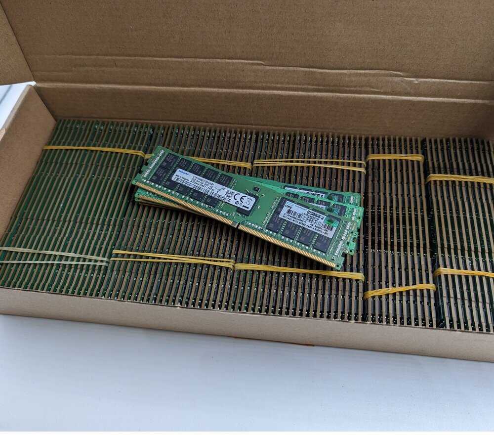 Оперативная память Samsung 32 ГБ DDR4 DIMM CL17 (M393A4K40CB1-CRC) фотография 2