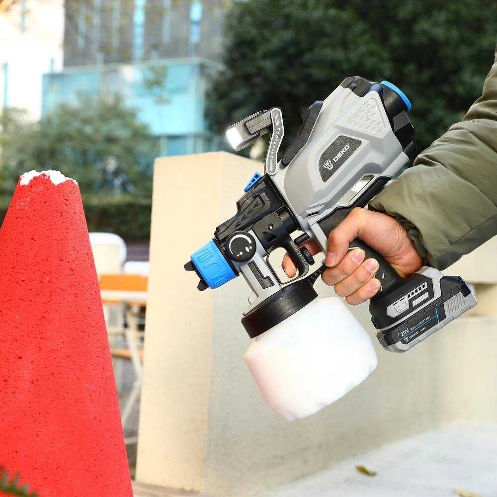 Краскопульт аккумуляторный Deko SGD20 PRO [20 В, 1200 мл, 2×3.0 Ач] фотография 6