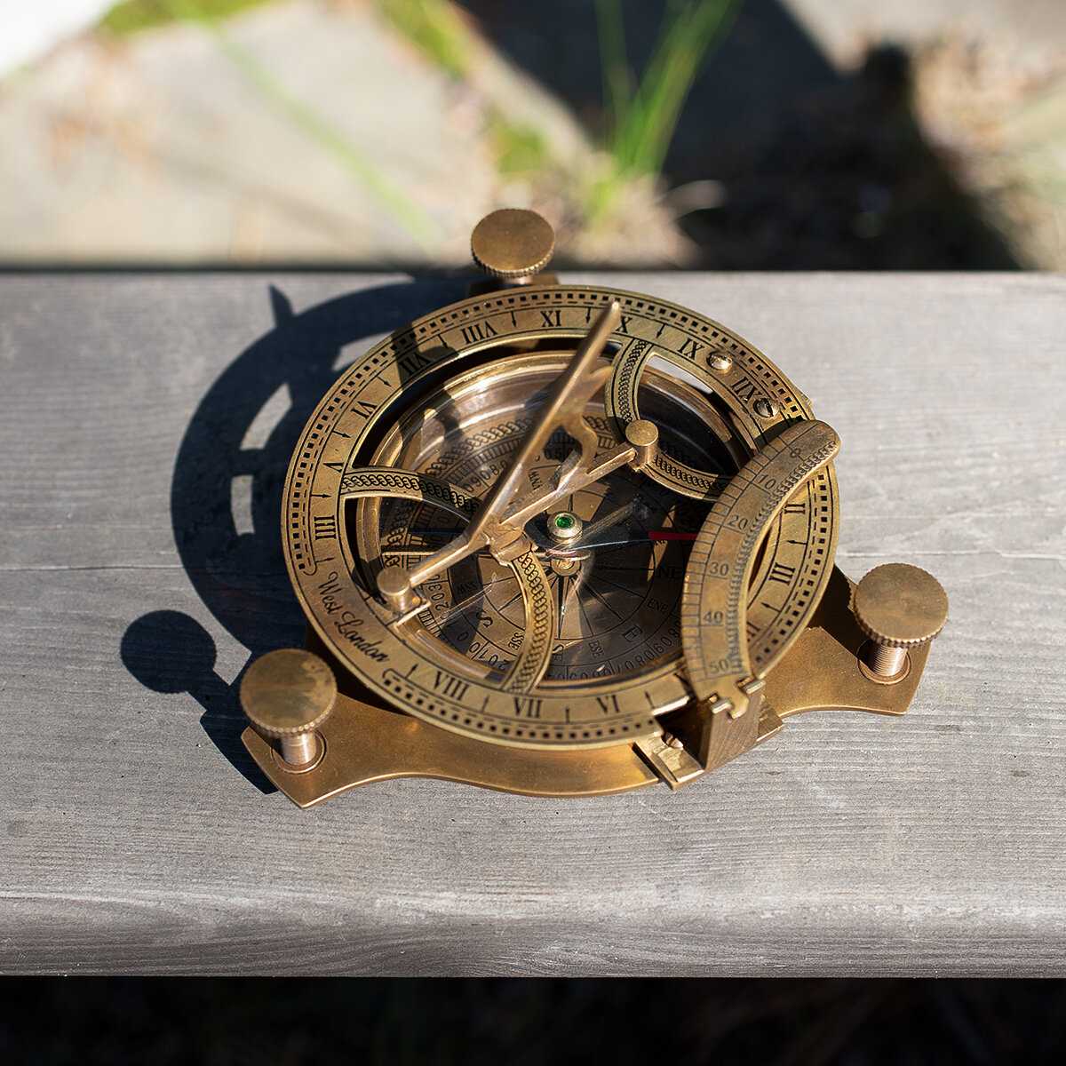 Компас Компас на цепочке с изображением