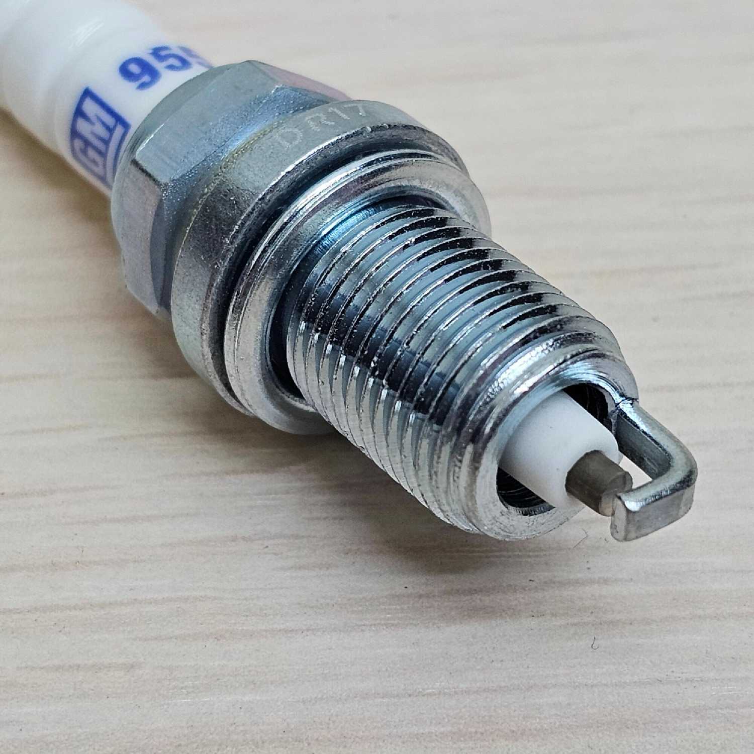Свеча зажигания оригинальная для двигателей Z16XEP, Z16XE1, Z16XER, Z18XER, A16XER, A18XER Опель фотография 7