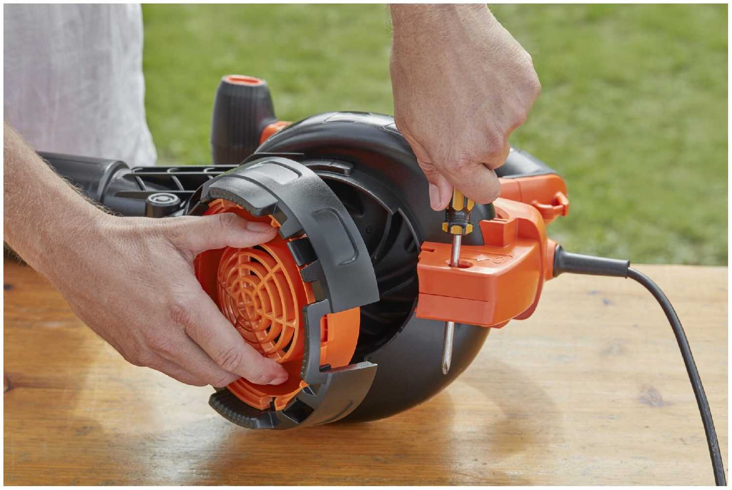 Электрическая воздуходувка BLACK+DECKER Воздуходувка (BEBLV300) фотография 1