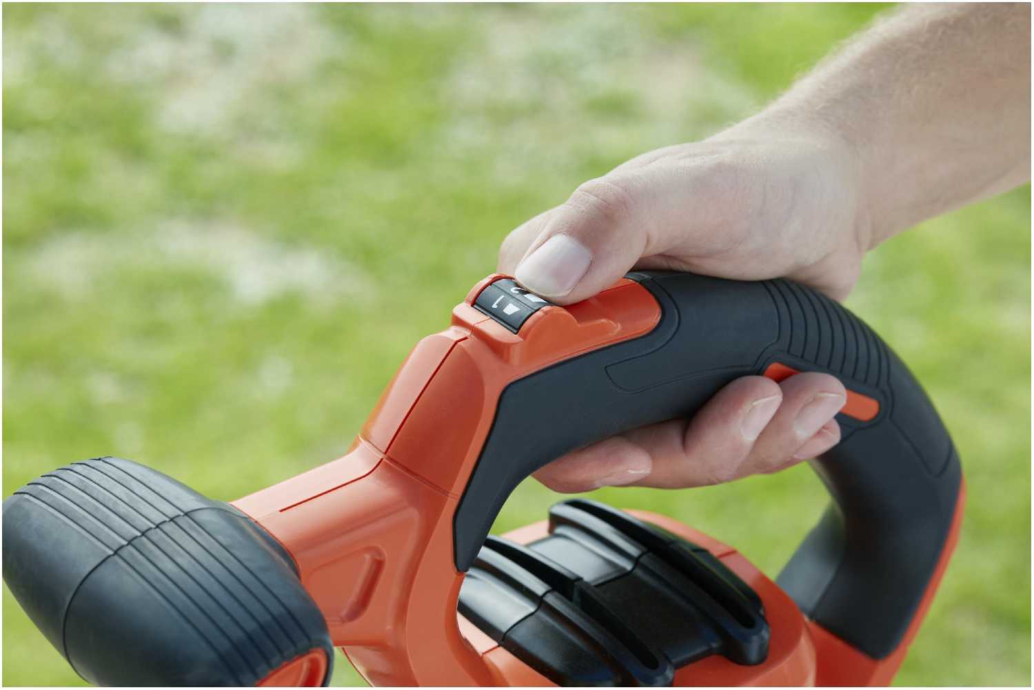 Электрическая воздуходувка BLACK+DECKER Воздуходувка (BEBLV300) фотография 2