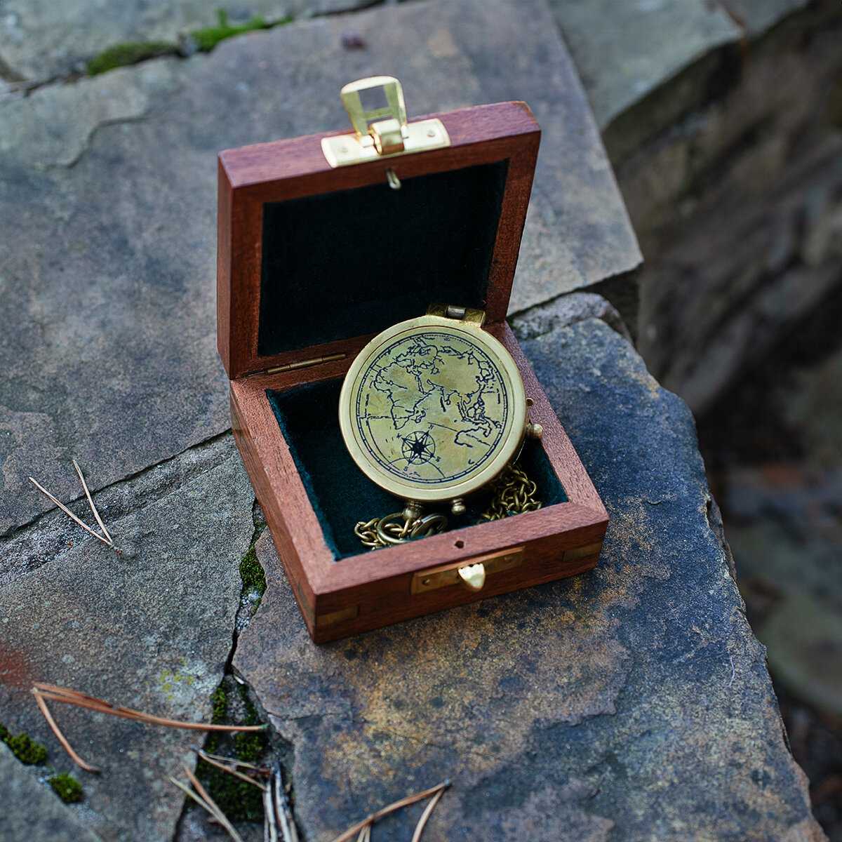 Компас Компас на цепочке с изображением