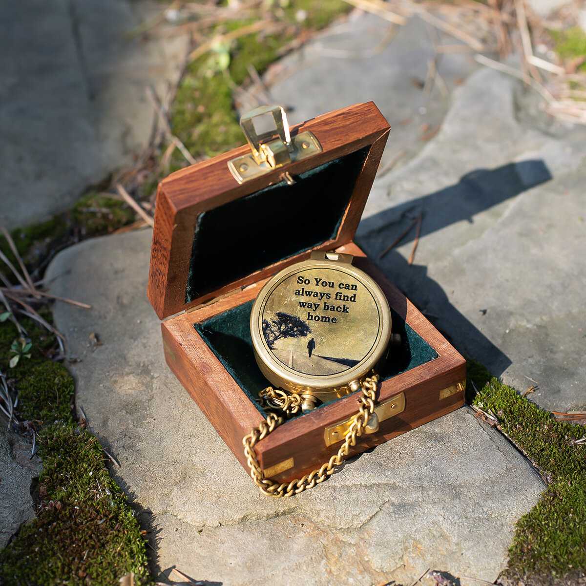 Компас Компас на цепочке с изображением