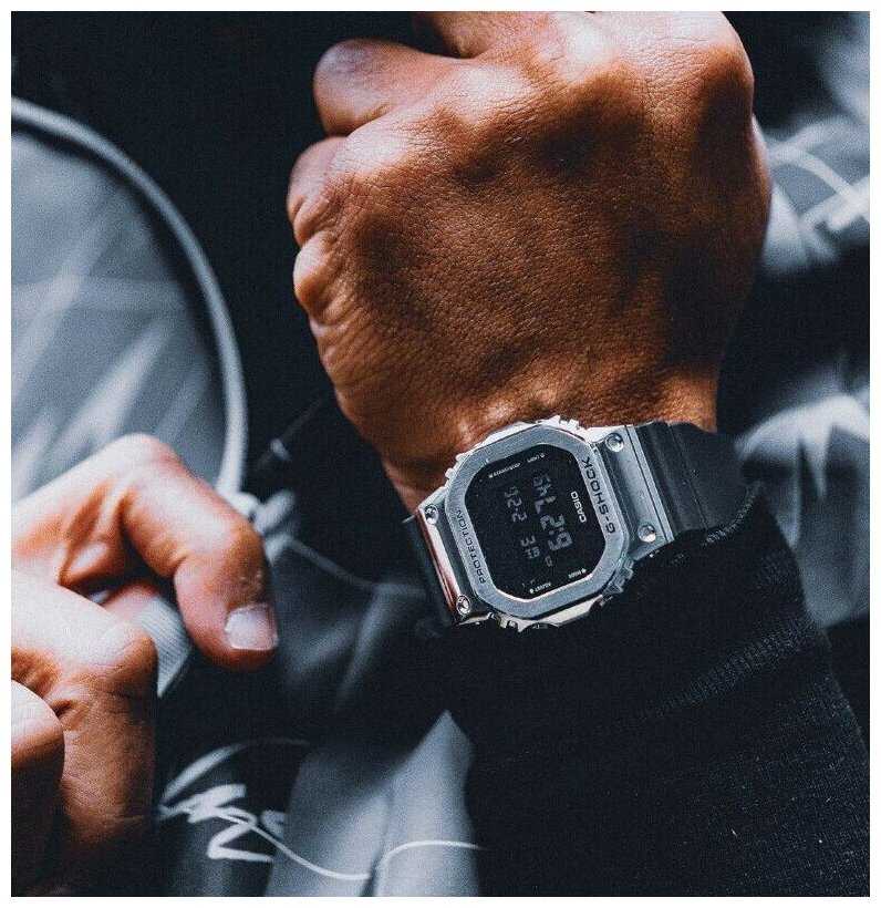 Японские наручные часы Casio G-SHOCK GM-5600-1E фотография 3