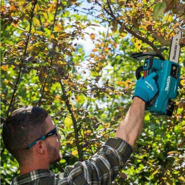 Аккумуляторная цепная пила Makita DUC204RF фотография 3