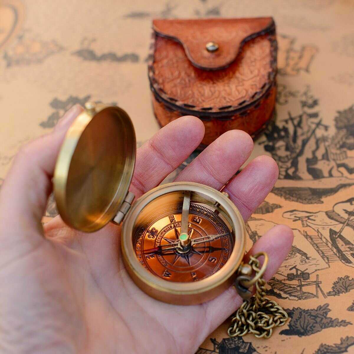 Компас Компас на цепочке с изображением
