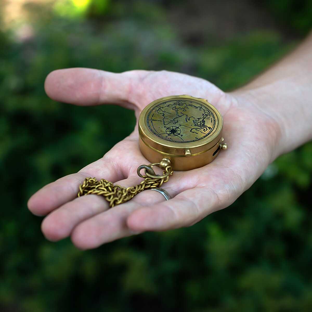 Компас Компас на цепочке с изображением