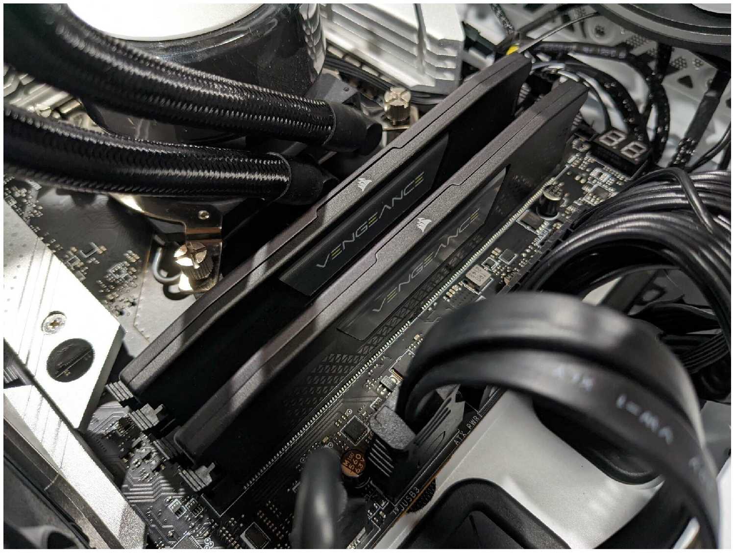 Оперативная память Corsair Vengeance (CMK32GX5M2B5200C40) фотография 7