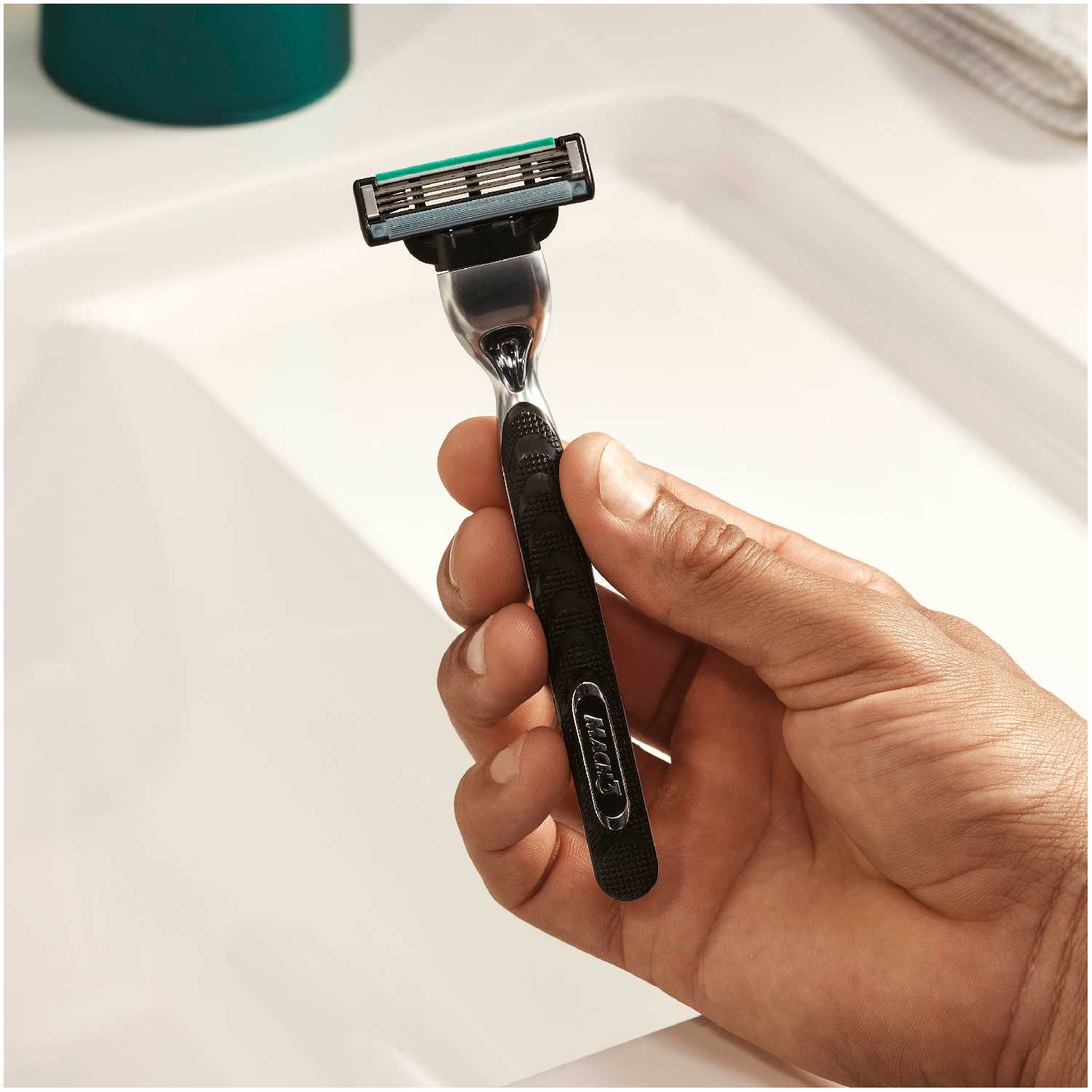 Набор Gillette бритвенный станок Mach3 со сменной кассетой, гель для бритья, чехол для бритвы фотография 5