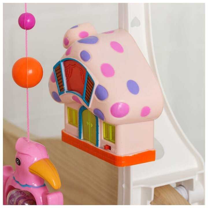 Механический мобиль Крошка Я Пряничный домик. Птички-погремушки 3888824 фотография 7
