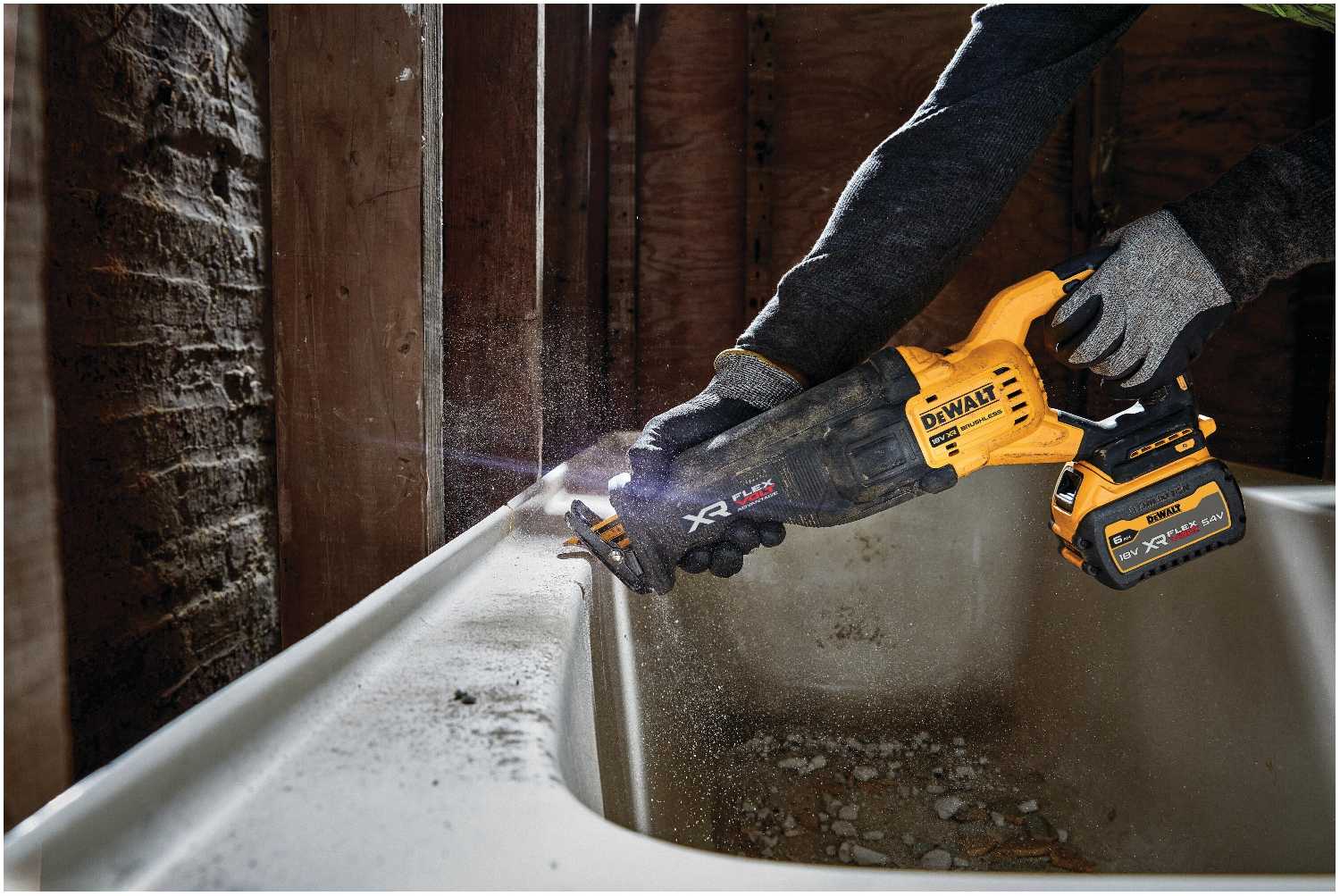 Пила DeWALT DCS386NT кейс фотография 17