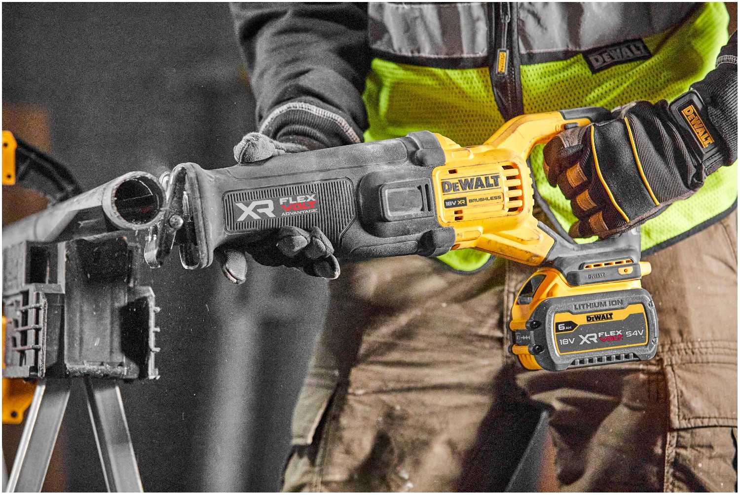 Пила DeWALT DCS386NT кейс фотография 19