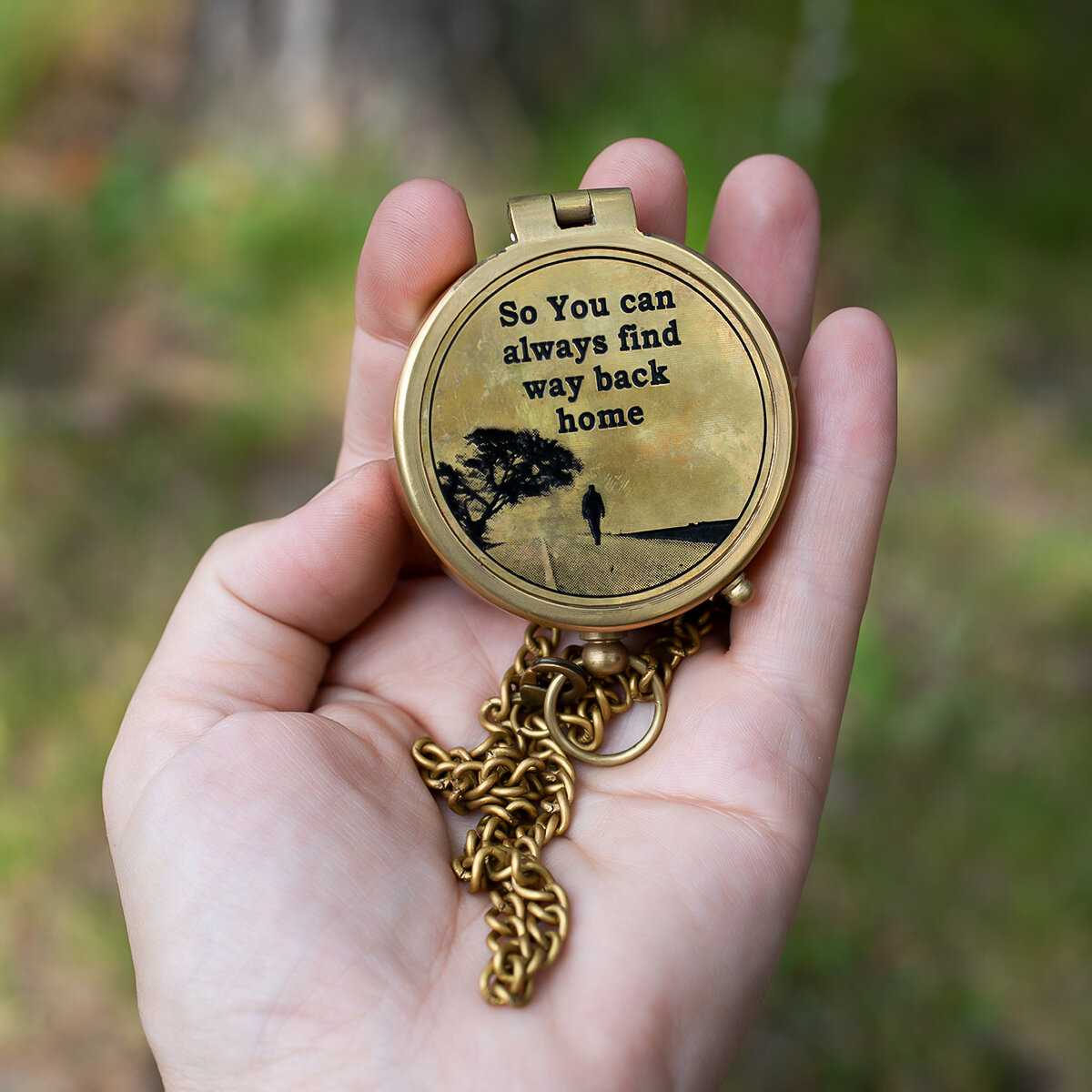 Компас Компас на цепочке с изображением