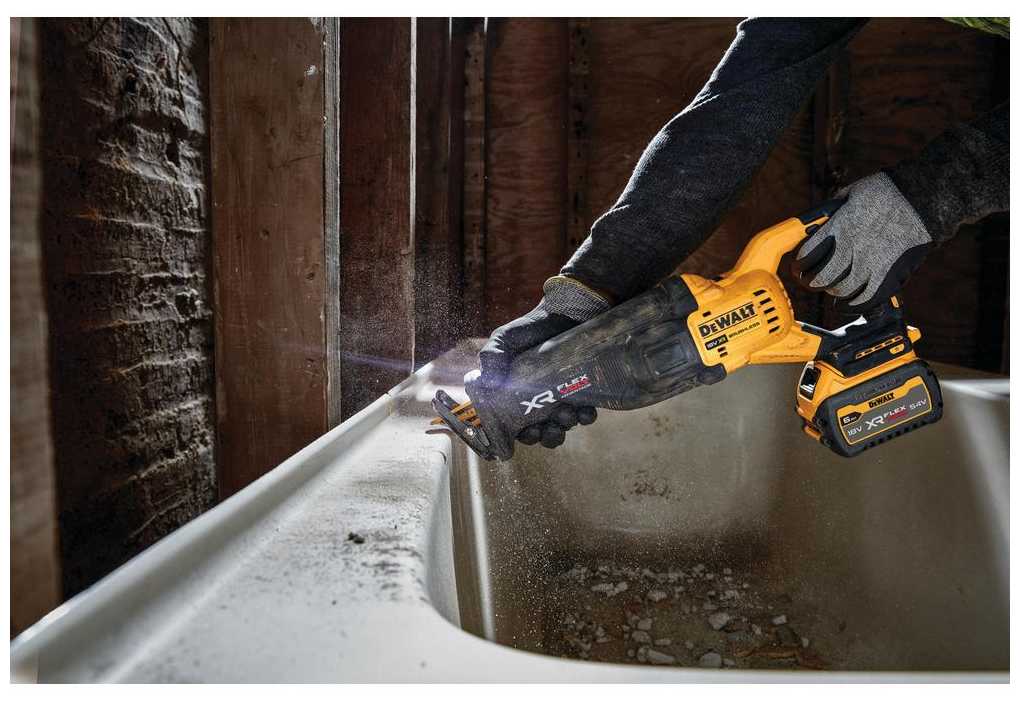 Пила DeWALT DCS386NT кейс фотография 9