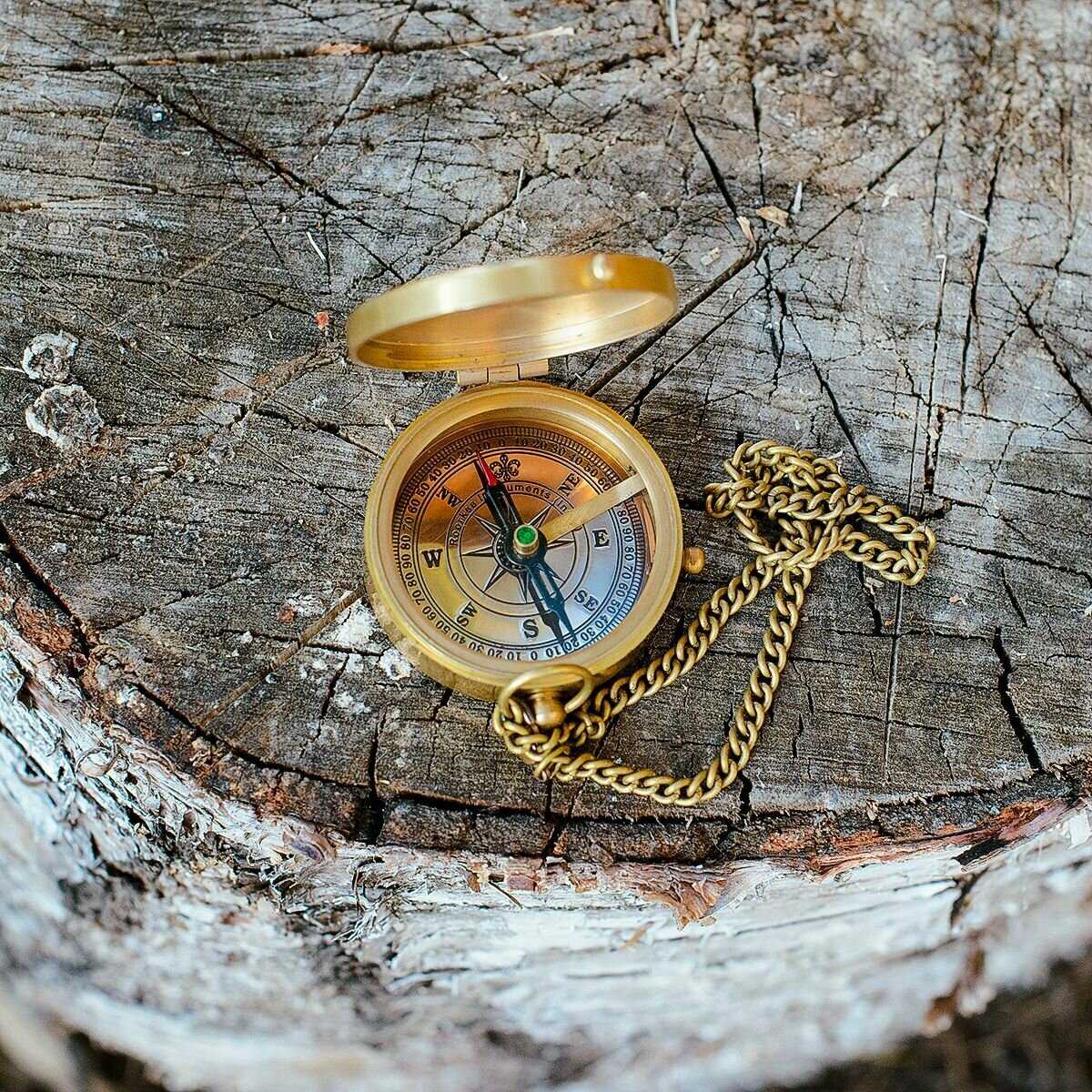 Компас Компас на цепочке с изображением