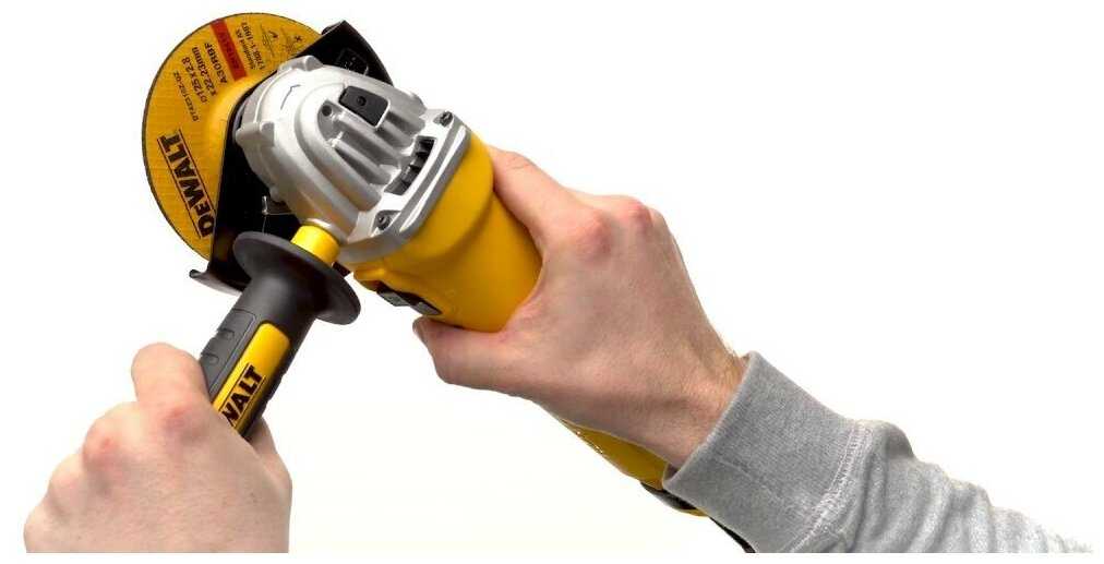 Угловая шлифмашина DeWalt DWE4217 фотография 2
