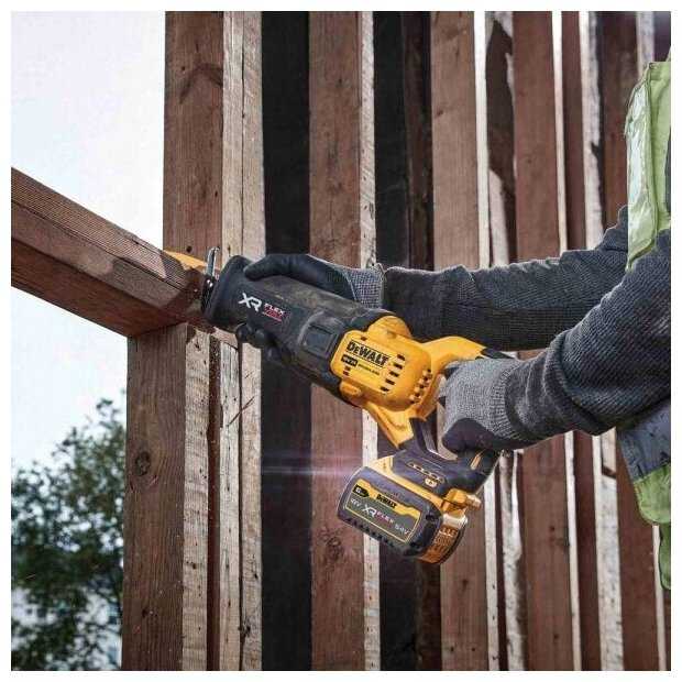 Пила DeWALT DCS386NT кейс фотография 10