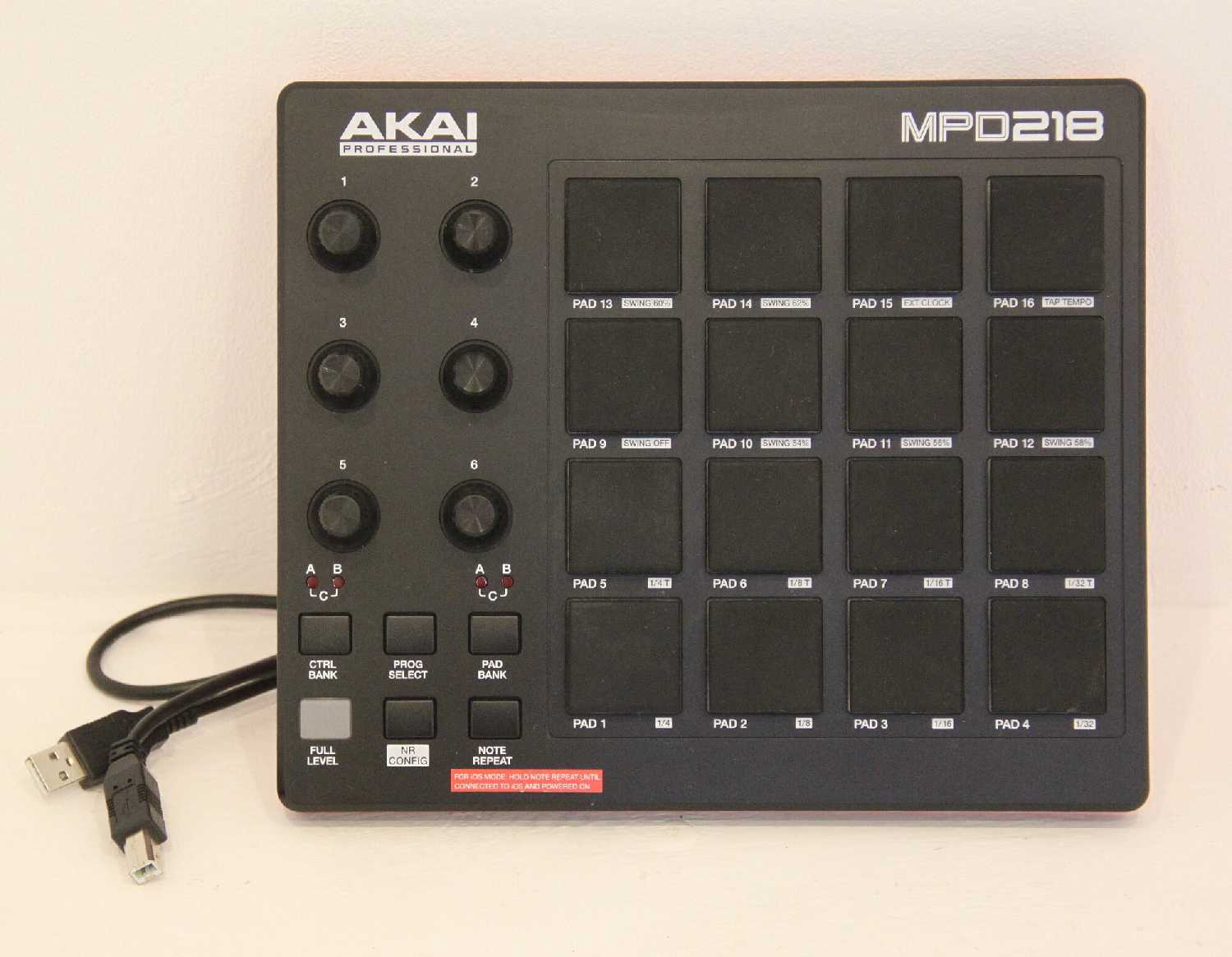 MIDI контроллер Akai MPD218 фотография 5