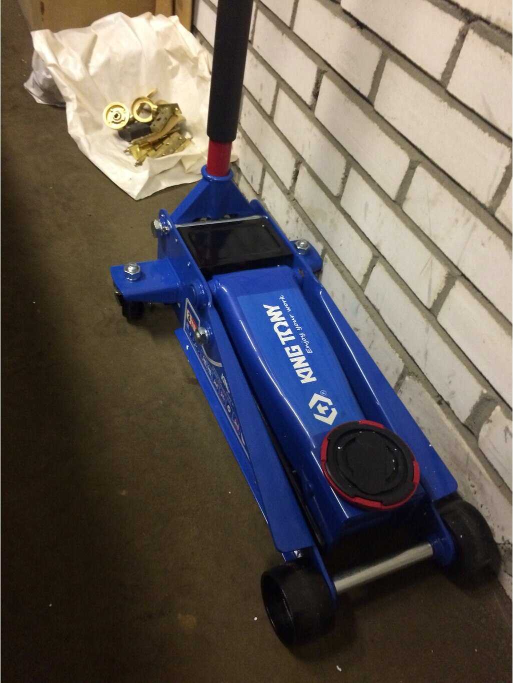 Домкрат подкатной гидравлический KING TONY 9TYT132-03A-B фотография 6