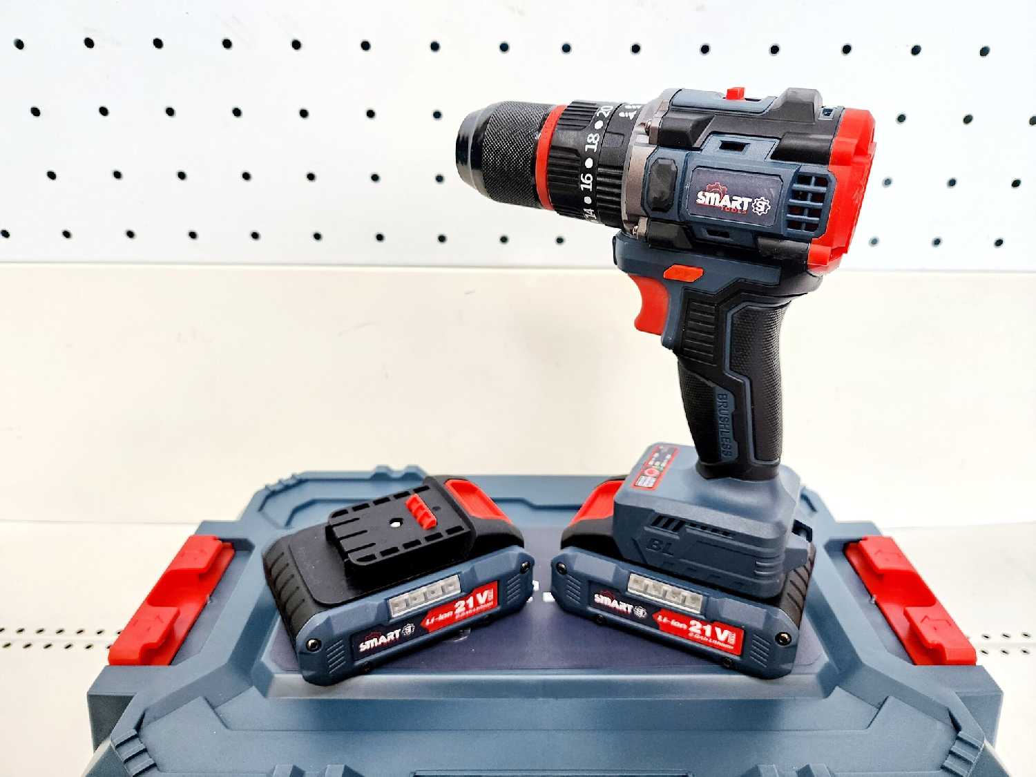 Аккумуляторный бесщеточный ударный шуруповерт Smart