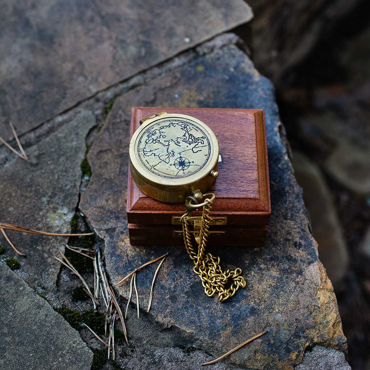 Компас Компас на цепочке с изображением