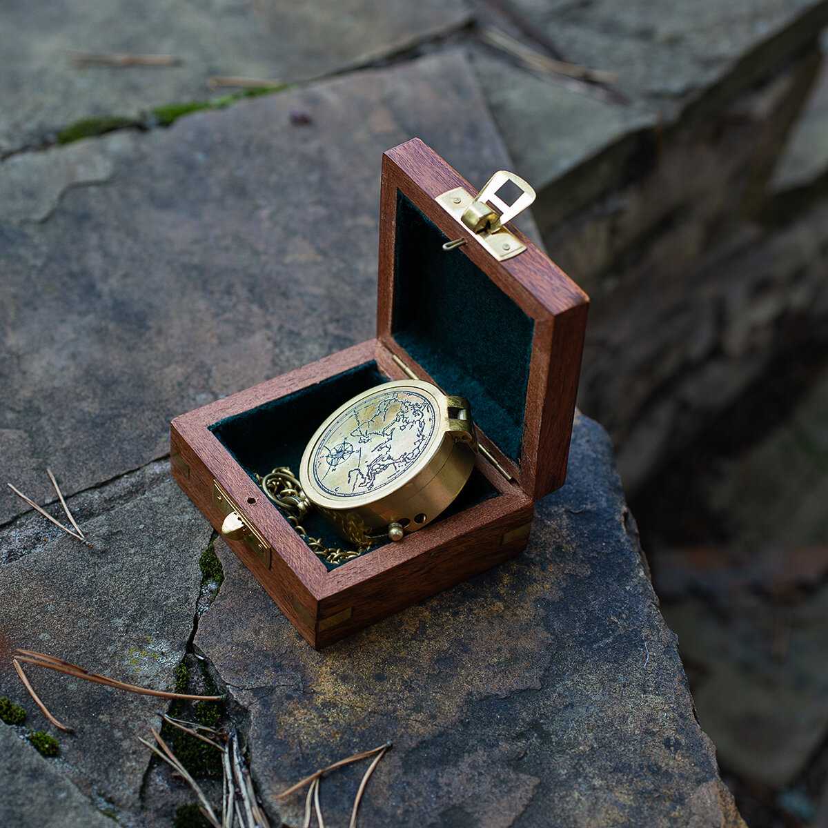 Компас Компас на цепочке с изображением