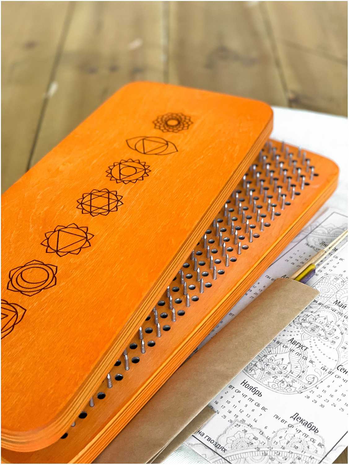 Доска Садху / Доска с гвоздями / Доска для йоги / Чакры / Оранжевый / шаг 15 мм фотография 3