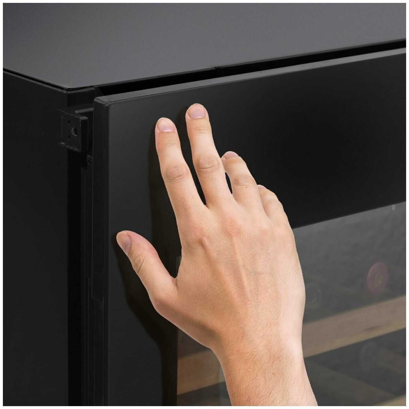 Монотемпературный винный шкаф Caso WineDeluxe E 29 фотография 5