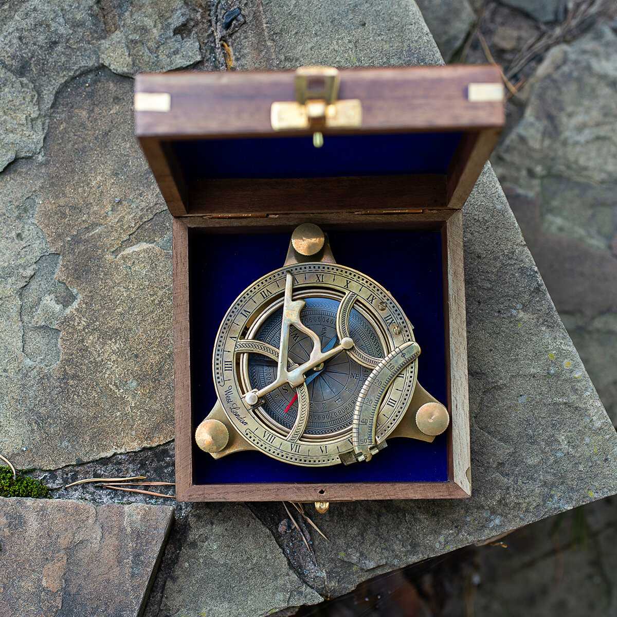 Компас Компас на цепочке с изображением