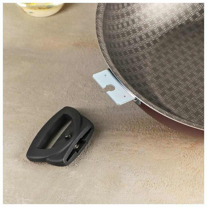 Сковорода ВОК Кружево, диаметр 28 см, с двумя съемными ручками фотография 3