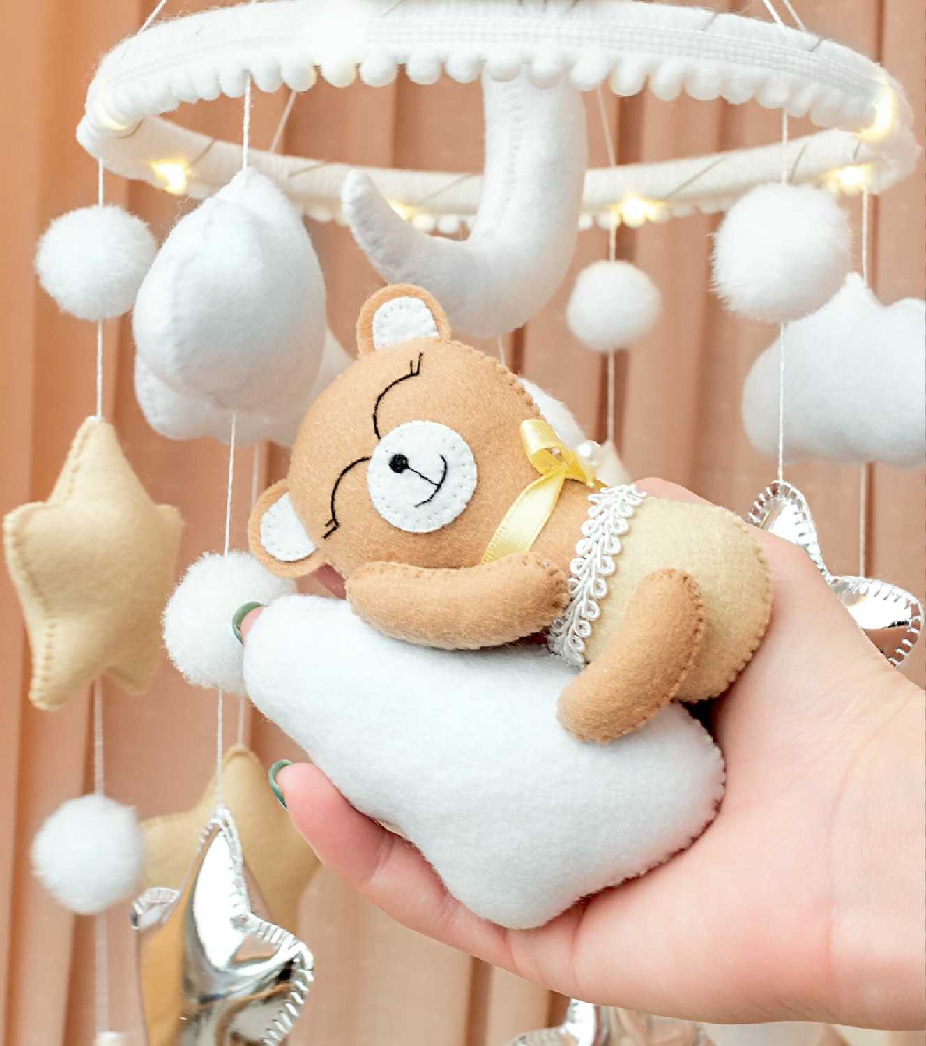 Мобиль в кроватку для новорожденных с подсветкой фотография 5