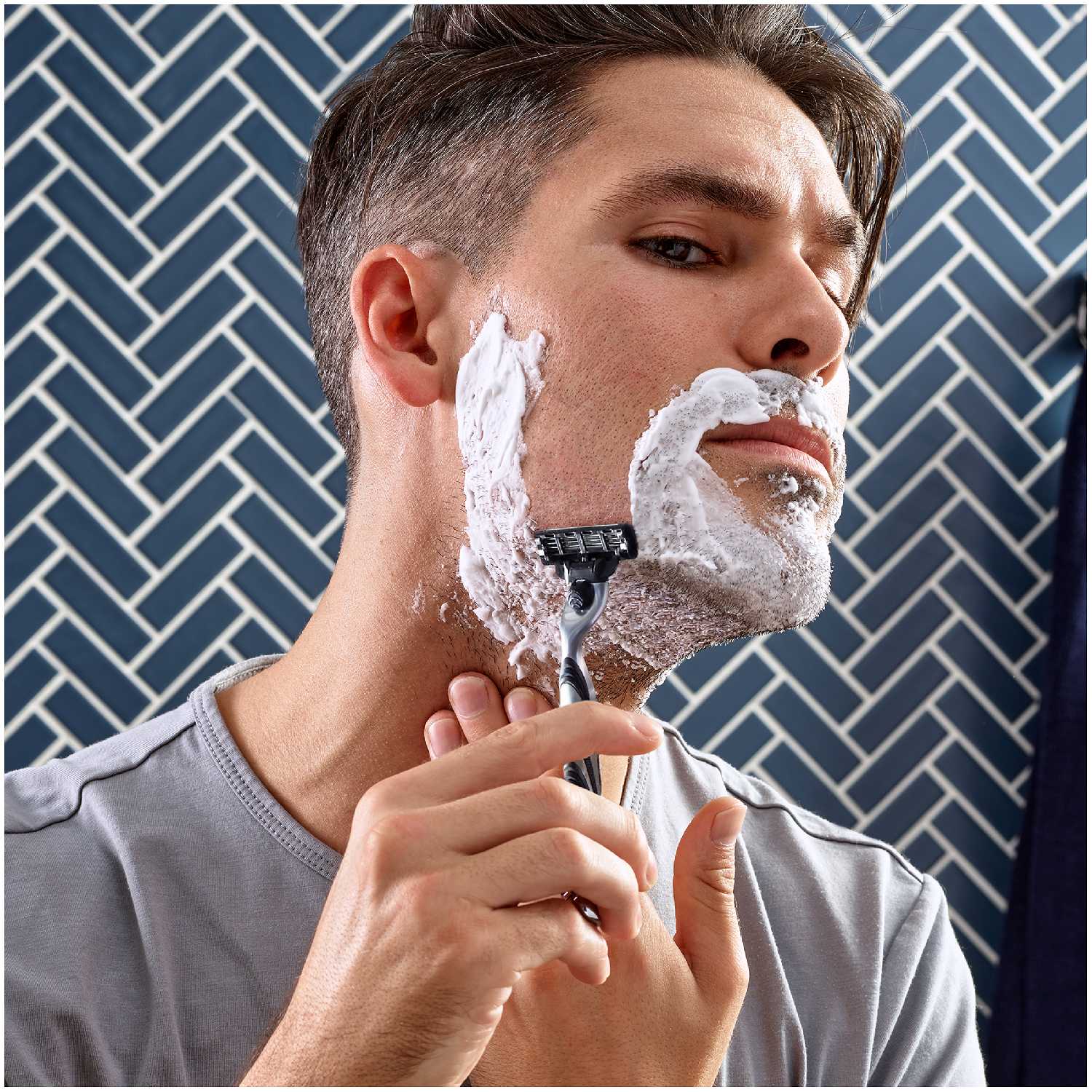 Набор Gillette бритвенный станок Mach3 со сменной кассетой, гель для бритья, чехол для бритвы фотография 6