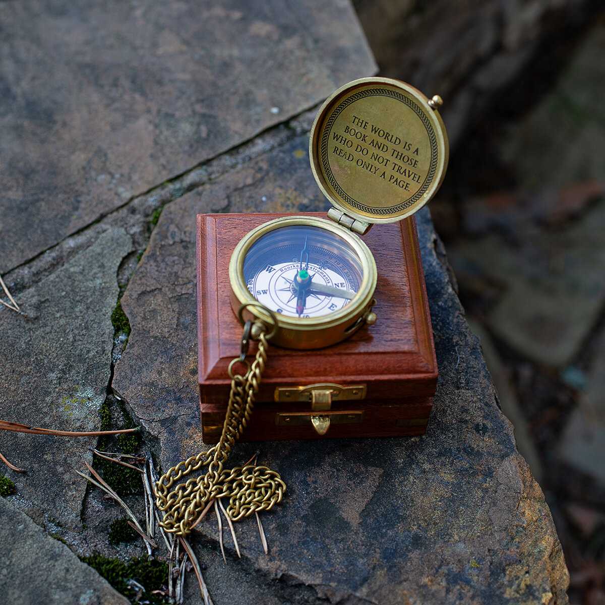 Компас Компас на цепочке с изображением