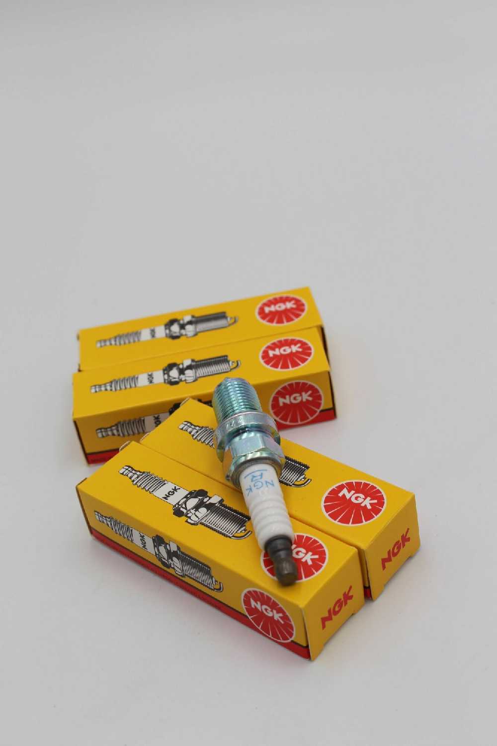 Комплект свечей зажигания NGK BKR6ES (3783) фотография 3