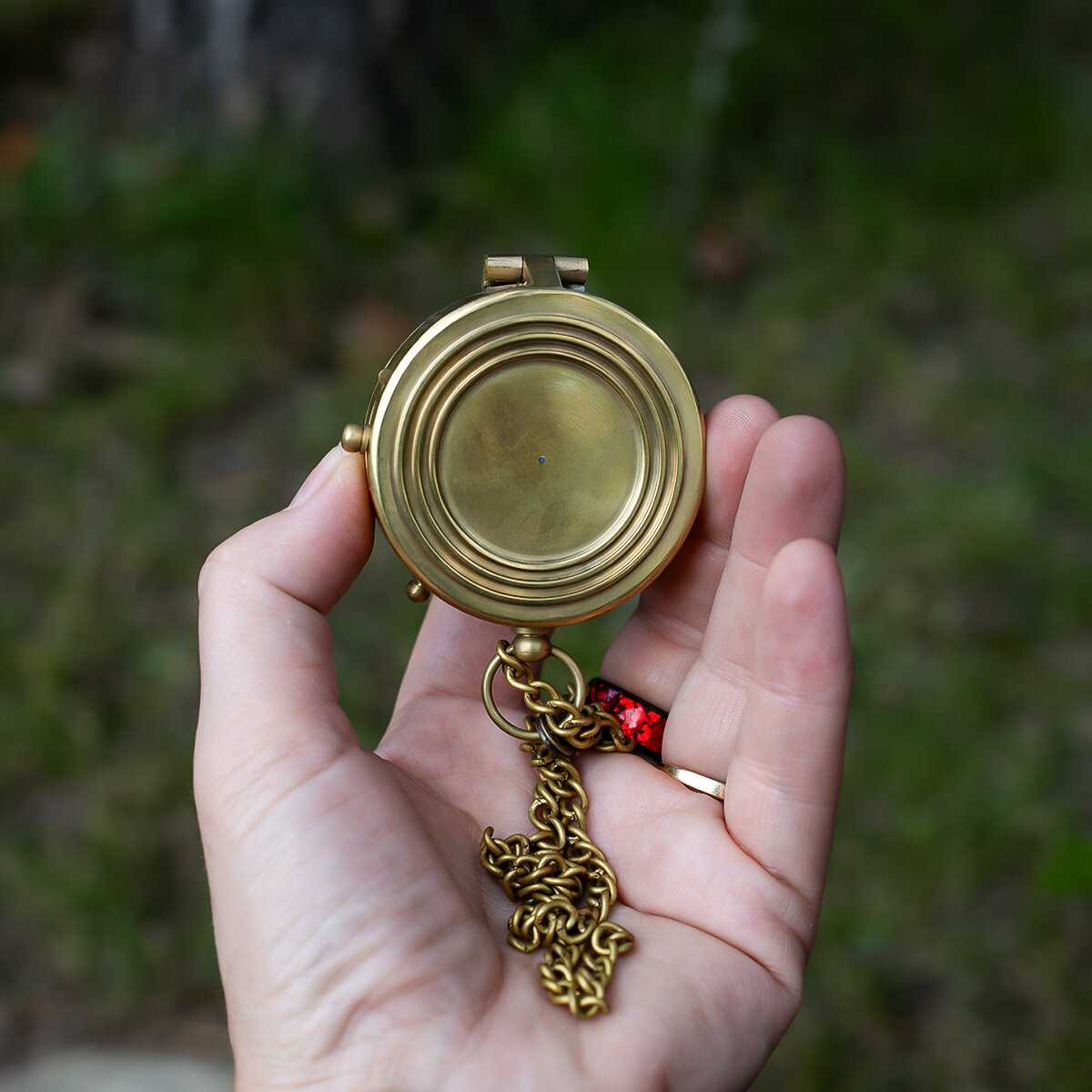Компас Компас на цепочке с изображением