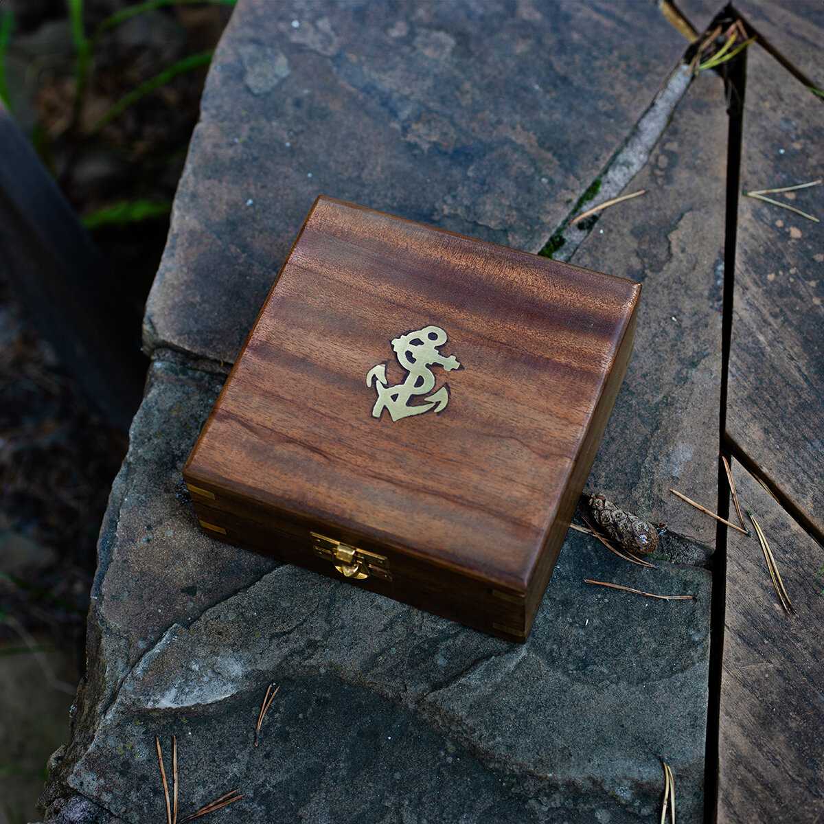 Компас Компас на цепочке с изображением