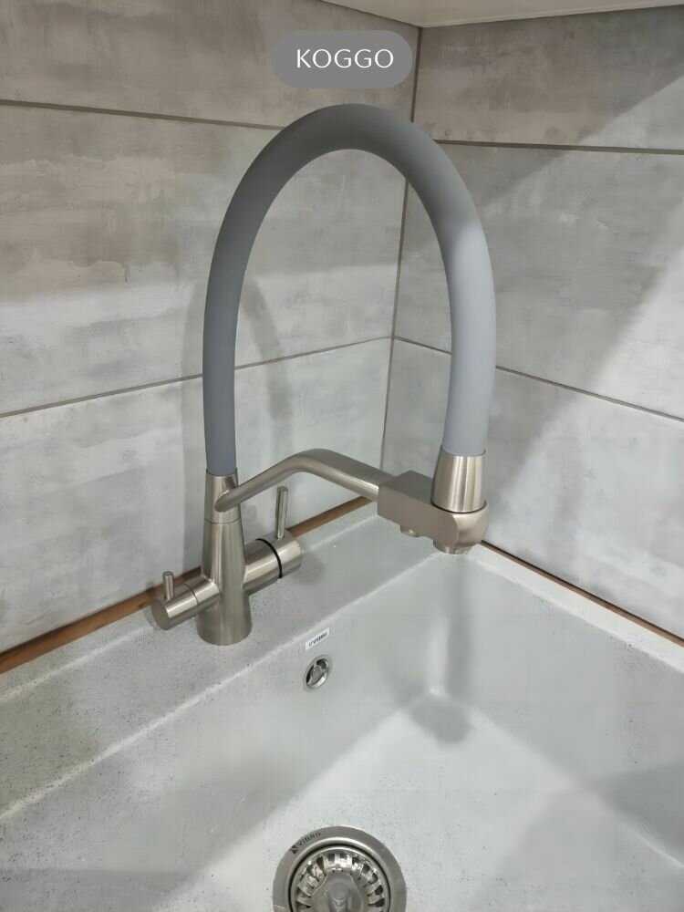 Смеситель для кухонной мойки под фильтр с краном для питьевой воды и гибким изливом KOGGO черный/силикон фотография 4
