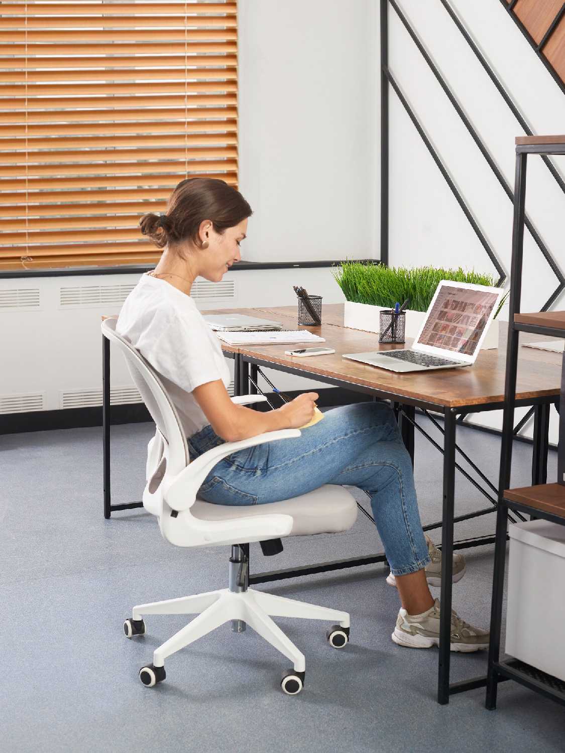 Компьютерное ортопедическое кресло BYROOM Office Template VC6007-BW фотография 9
