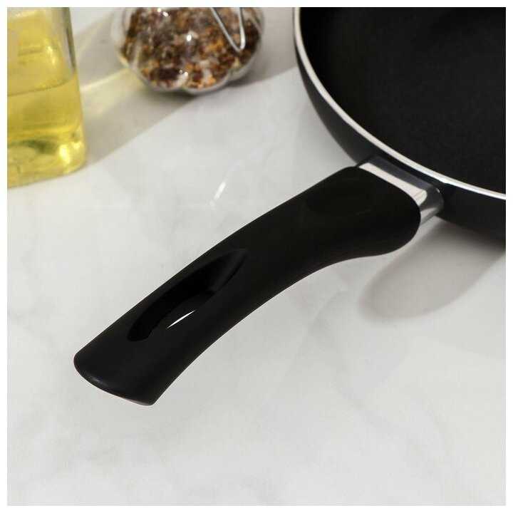 Сковорода Доляна Basic, d=22 см, пластиковая ручка, антипригарное покрытие, индукция, цвет чёрный фотография 3