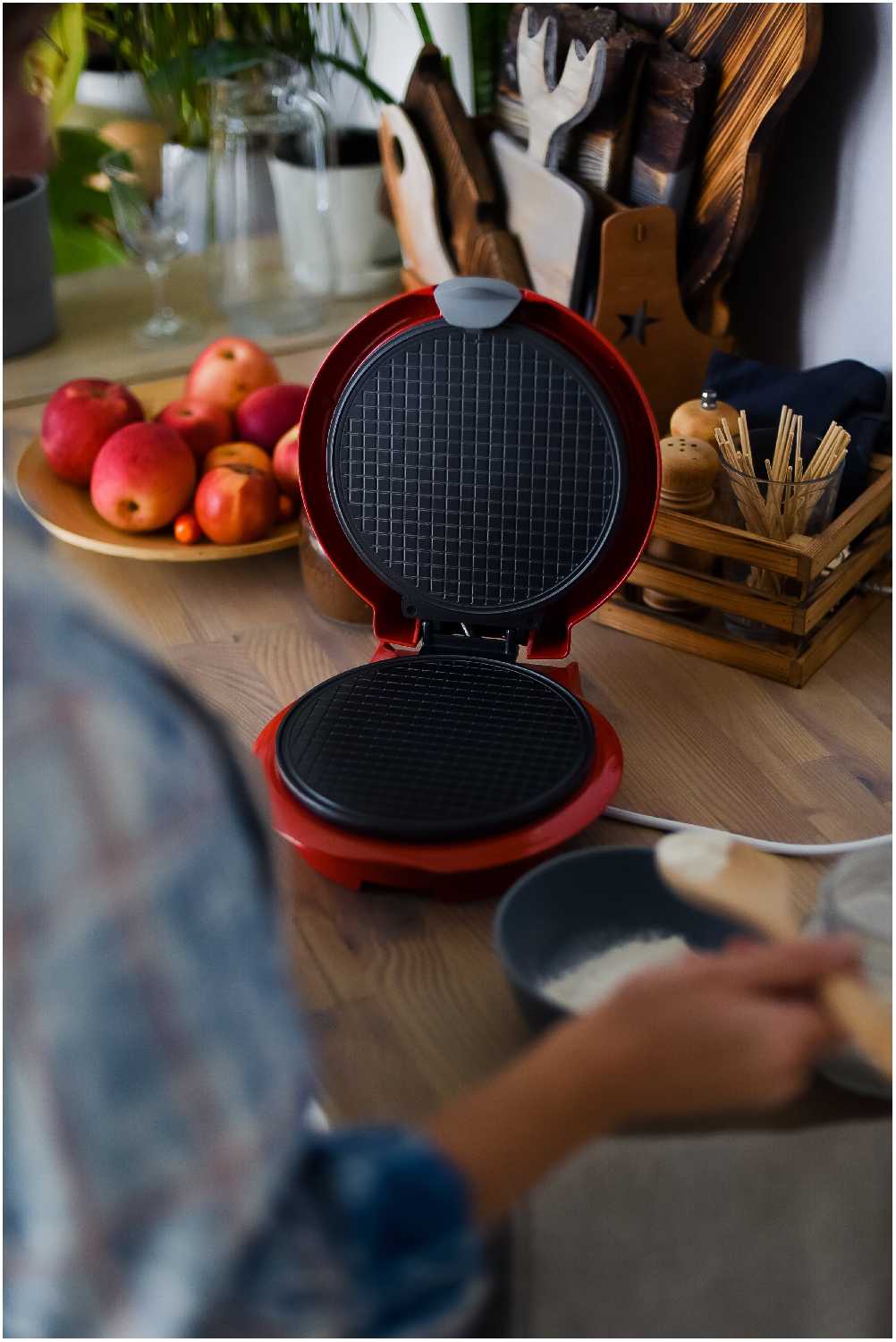 Вафельница для приготовления тонких вафель LATS LT-106plus, конус для мороженого и лопатка в комплекте. фотография 2